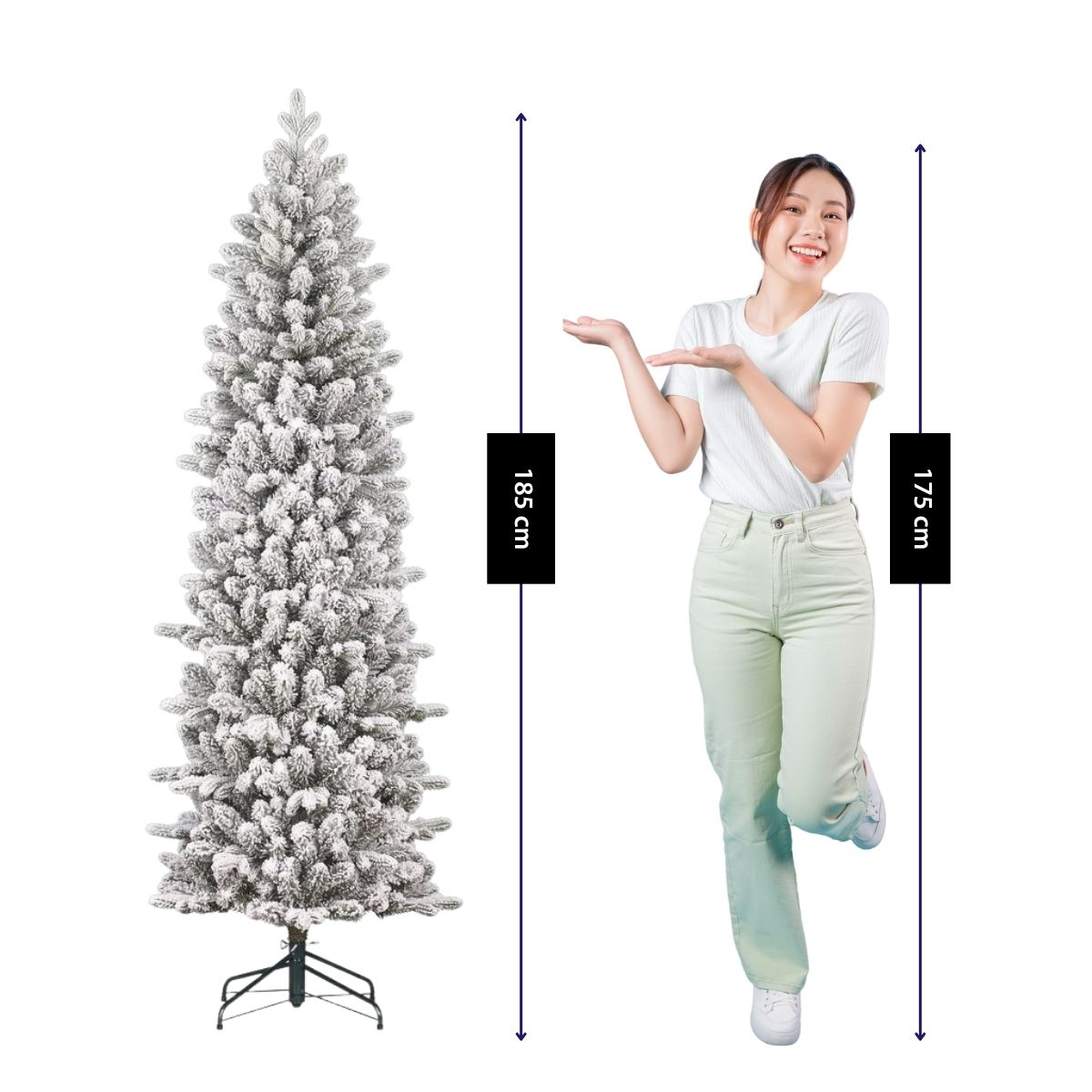 Een vrouw staat naast een besneeuwde kerstboom met hoogte-aanduidingen.