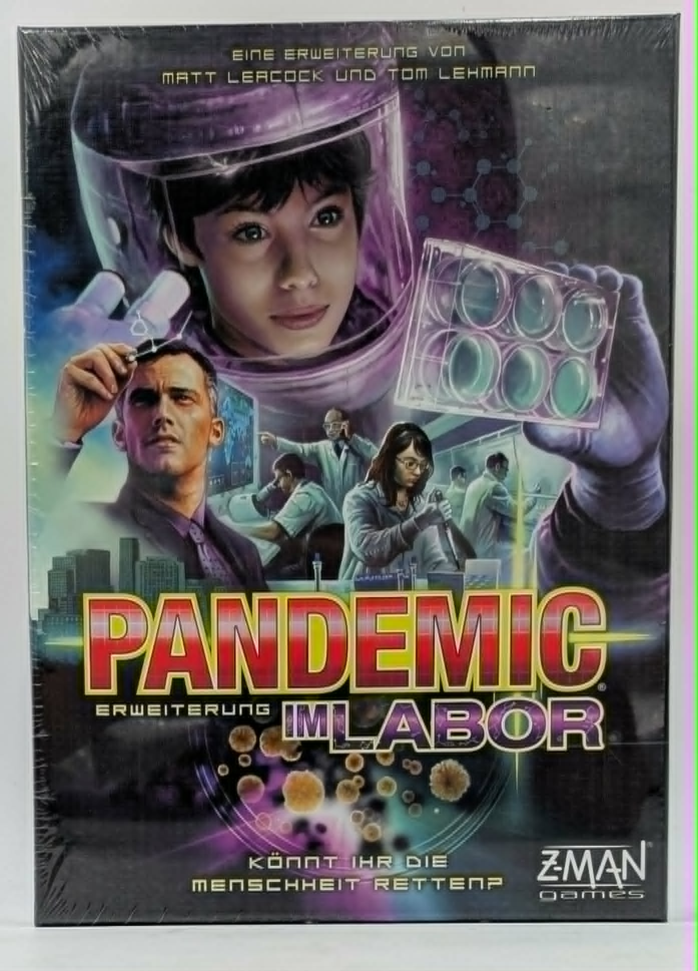 Spielverpackung von Pandemic: Im Labor mit Wissenschaftlern und Laborausrüstung.