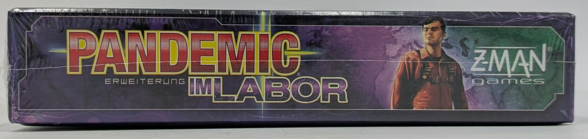 Die Seite der Pandemic-Schachtel zeigt den Titel 'IM LABOR', einen Wissenschaftler und das Z-Man-Logo.