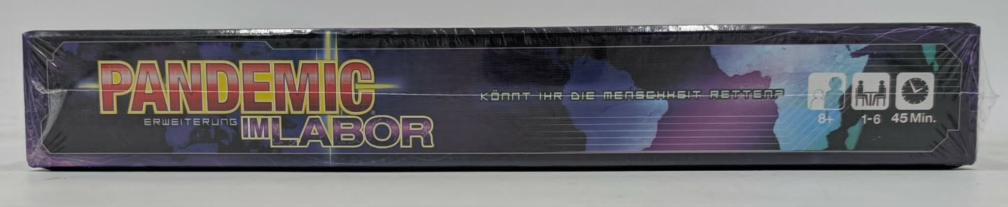 Seitenansicht der Pandemic Im Labor Brettspiel-Erweiterungsschachtel auf hellem Hintergrund.
