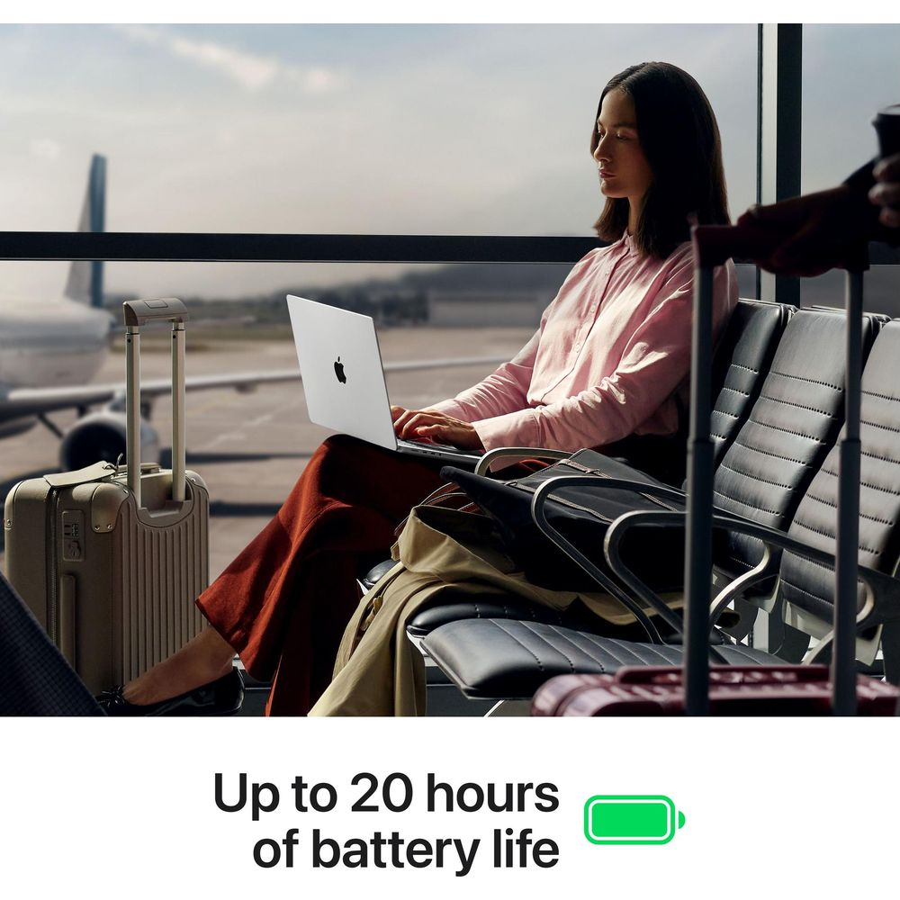 Una donna seduta nella sala d'attesa di un aeroporto lavora al computer portatile, con un aereo sullo sfondo.