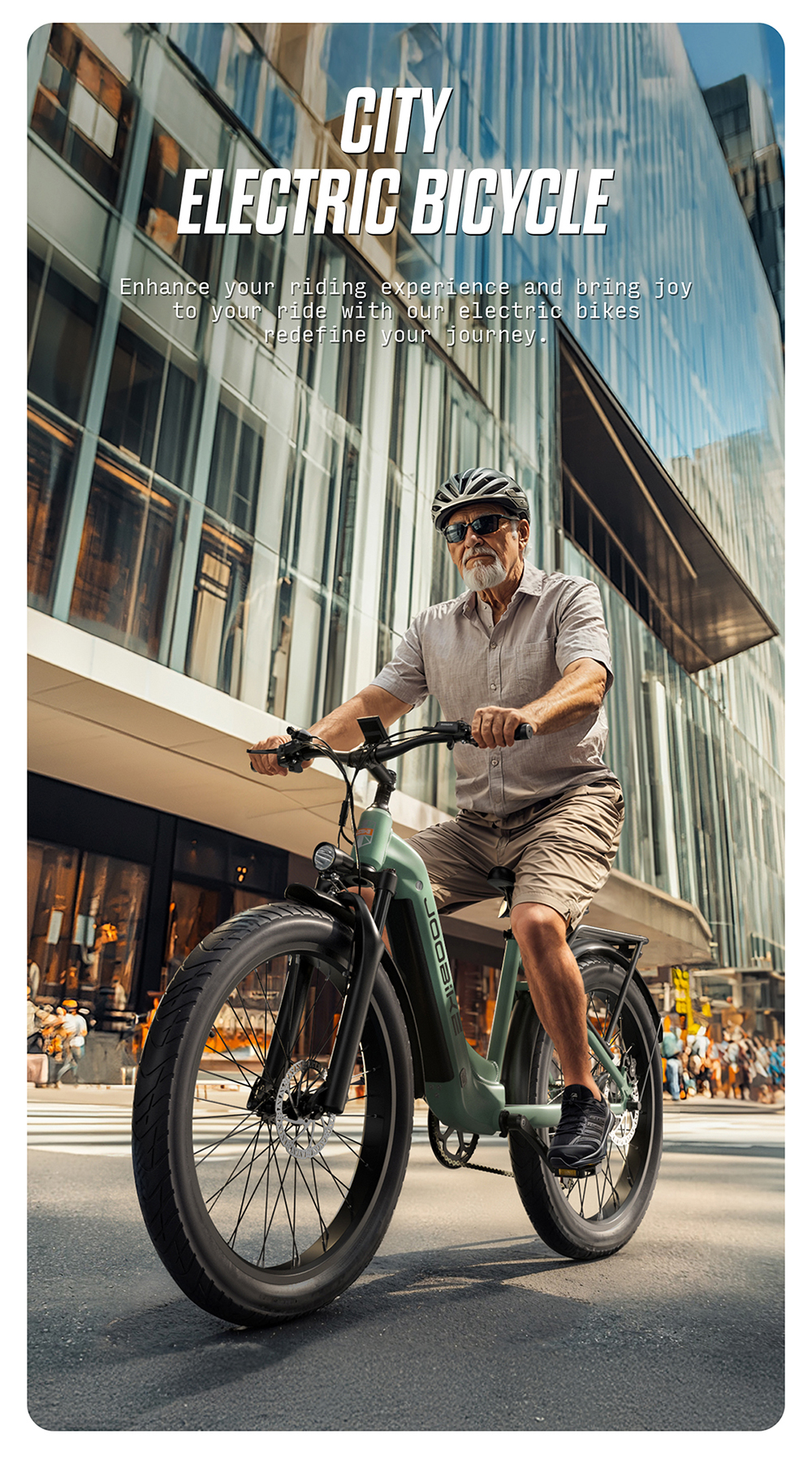 Anziano con casco guida una e-bike verde chiaro davanti a un edificio in vetro.