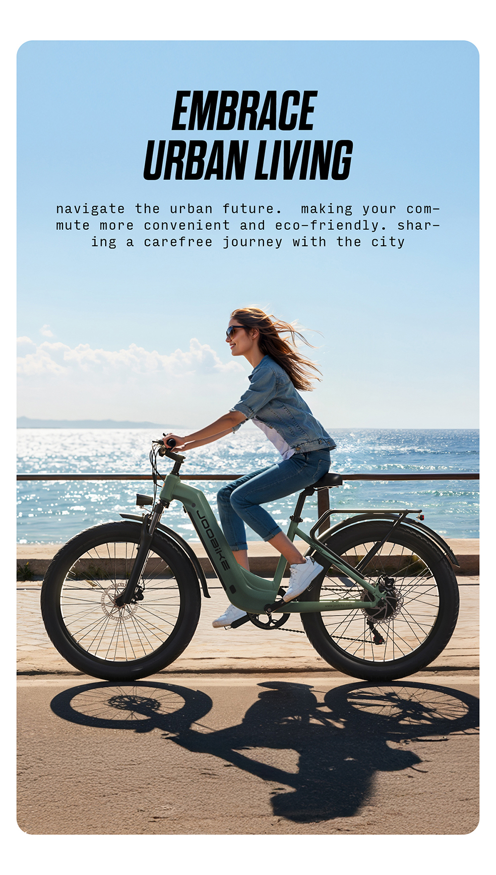 Una giovane donna guida una bicicletta elettrica verde lungo una passeggiata costiera con vista mare.