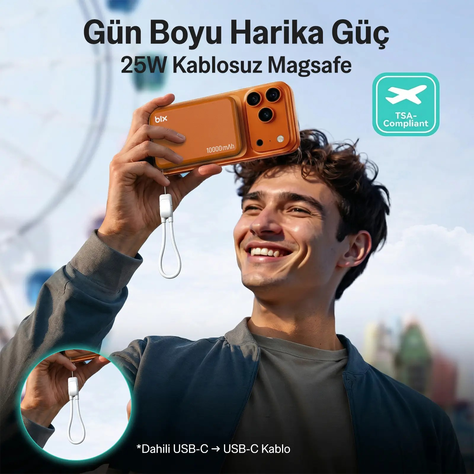 Gülen bir erkek, MagSafe taşınabilir şarj cihazlı turuncu akıllı telefon tutuyor.
