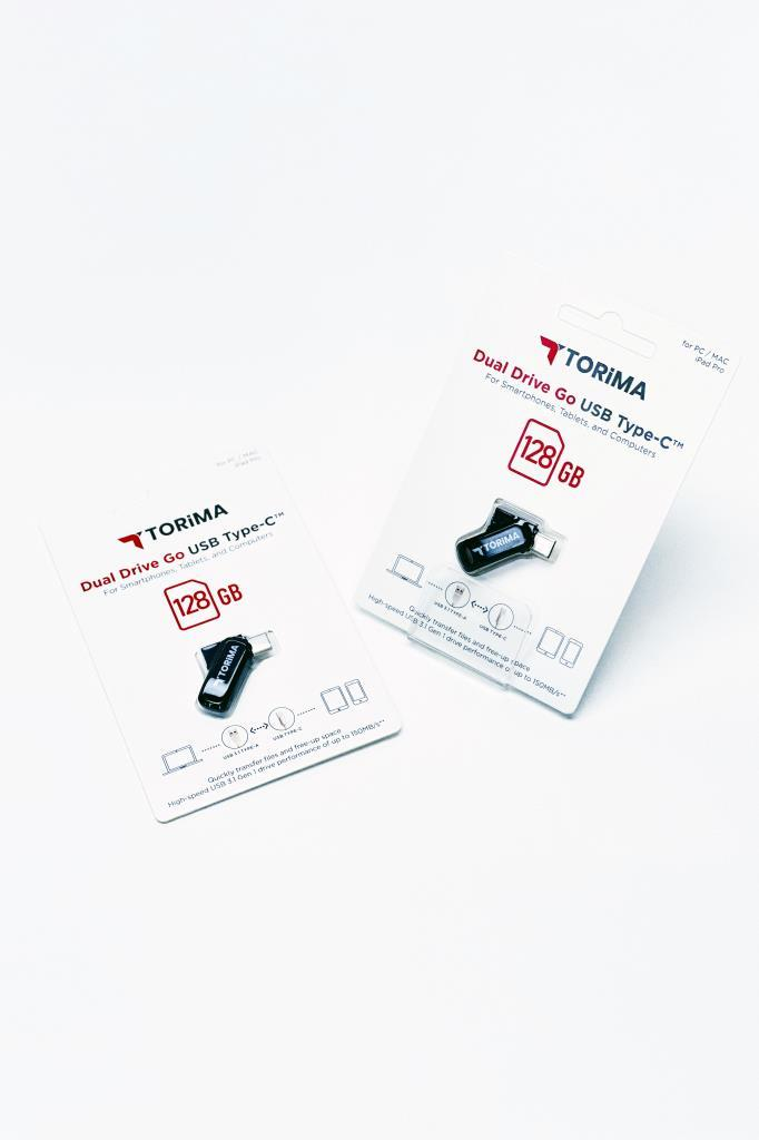 Beyaz arka planda beyaz ambalajında iki adet Torima 128GB USB Type-C ikili sürücü.