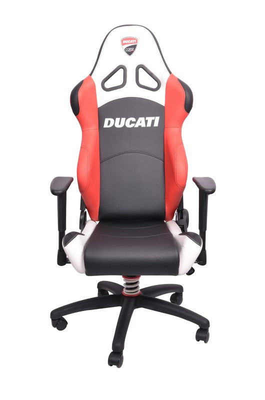Czarno-biało-czerwone krzesło gamingowe Ducati z kółkami, logo i regulowanymi podłokietnikami na białym tle.