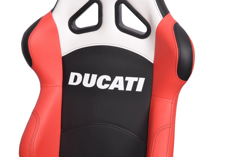 Czerwone, czarne i białe krzesło gamingowe Ducati, zbliżenie.
