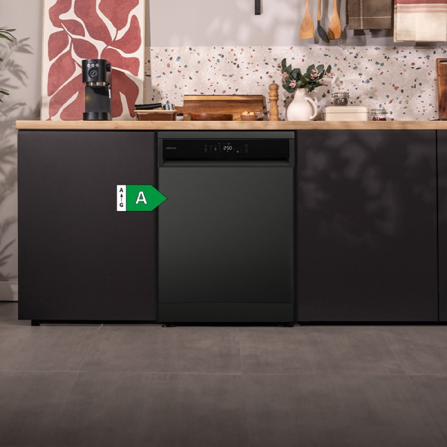 Moderna lavastoviglie nera in cucina con piano in legno, paraschizzi in terrazzo e etichetta energetica verde A.