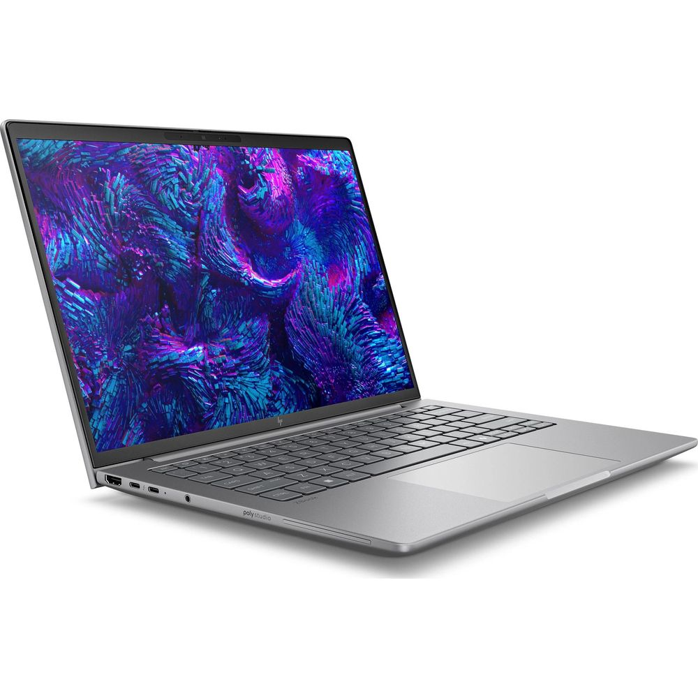 Un ordinateur portable argenté est ouvert sur une surface blanche, affichant un fond d'écran abstrait violet et bleu.