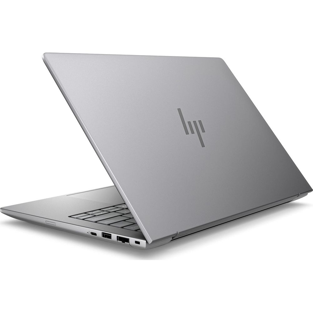 Un ordinateur portable HP argenté est légèrement ouvert sur une surface blanche, montrant les ports latéraux.