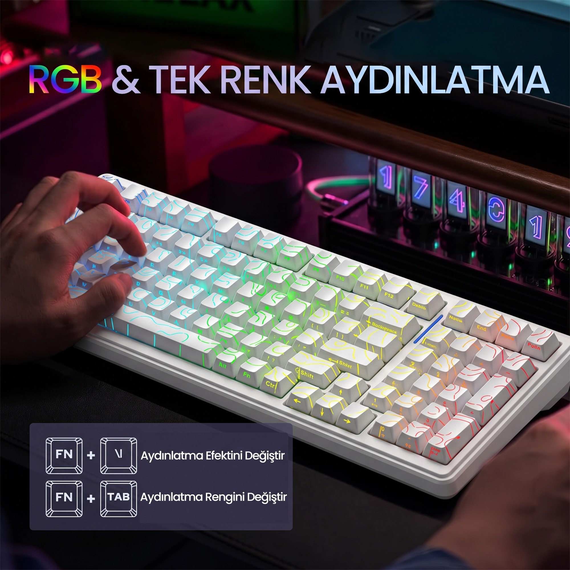 RGB aydınlatmalı ve desenli tuş başlıklarına sahip beyaz mekanik klavyede yazan bir el.