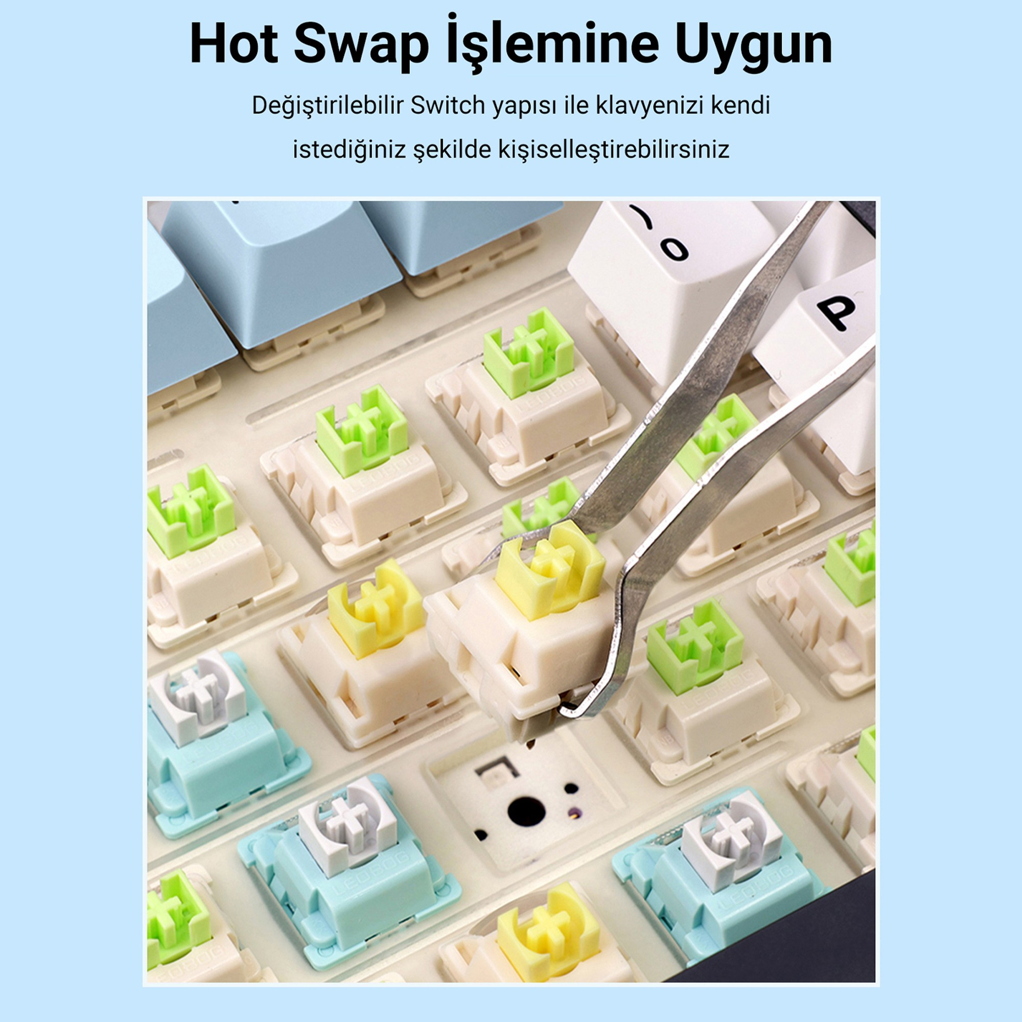 Cımbızla beyaz ve mavi tuş kapaklı hot-swap klavyeden sarı mekanik klavye anahtarının çıkarılması.
