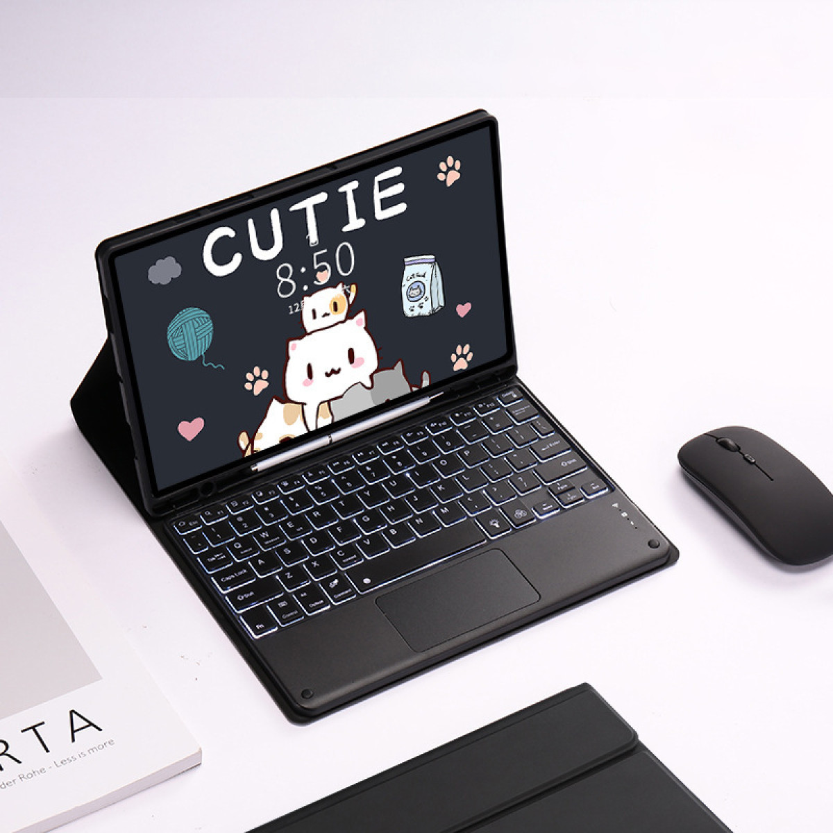 Ein schwarzes Tablet mit Tastaturhülle und Maus auf weißem Tisch.