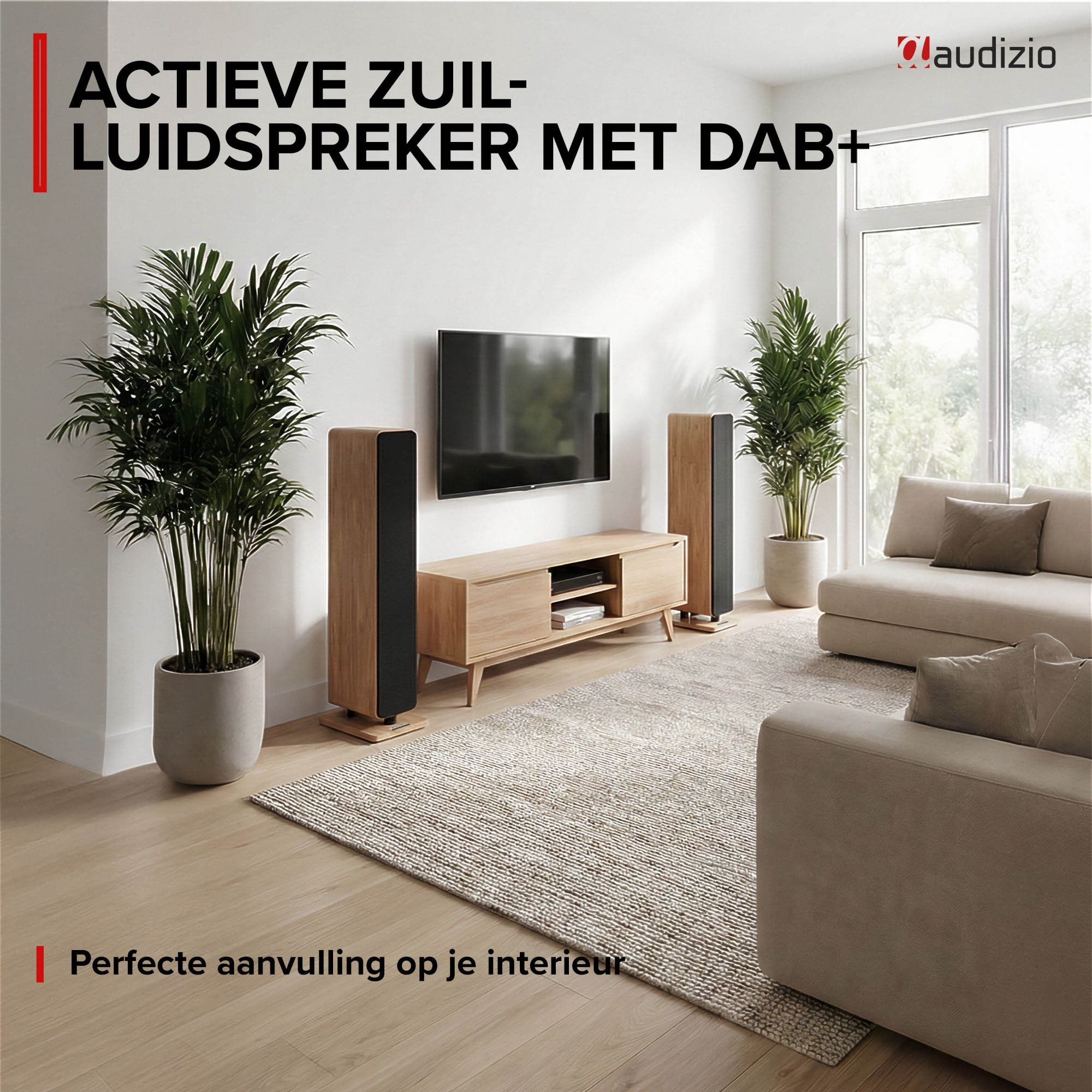 Sala de estar moderna con suelos de madera, altavoces de torre Audizio, TV, sofá y plantas.