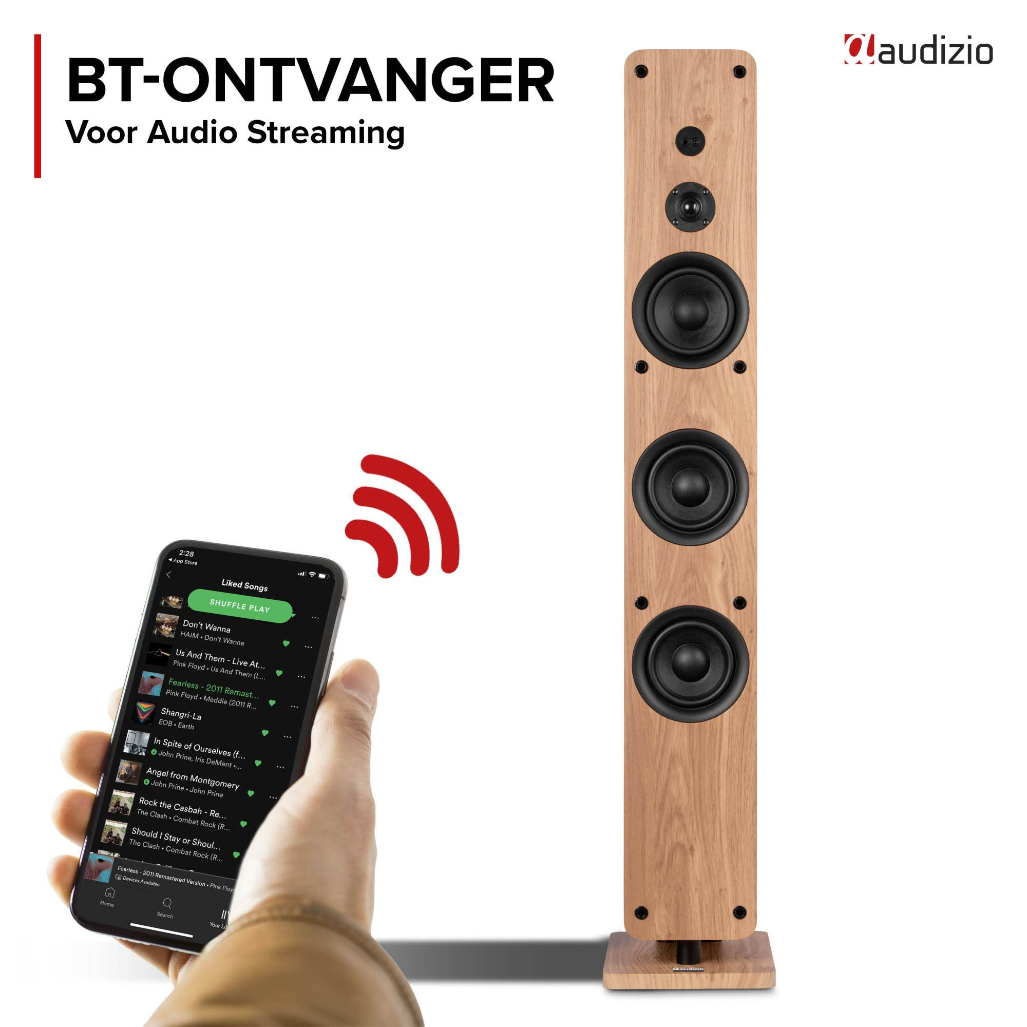 Un teléfono inteligente transmite música por Bluetooth a un altavoz de madera alto.
