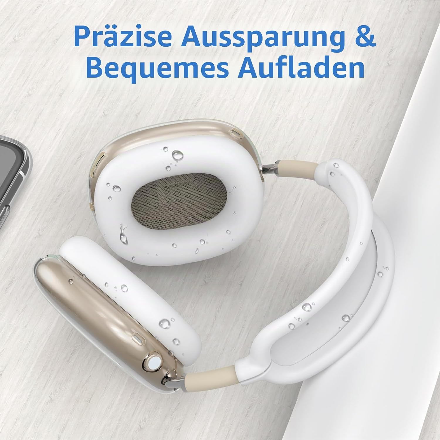 Weiße und goldene Over-Ear-Kopfhörer mit Wassertropfen auf hellem Holzhintergrund.