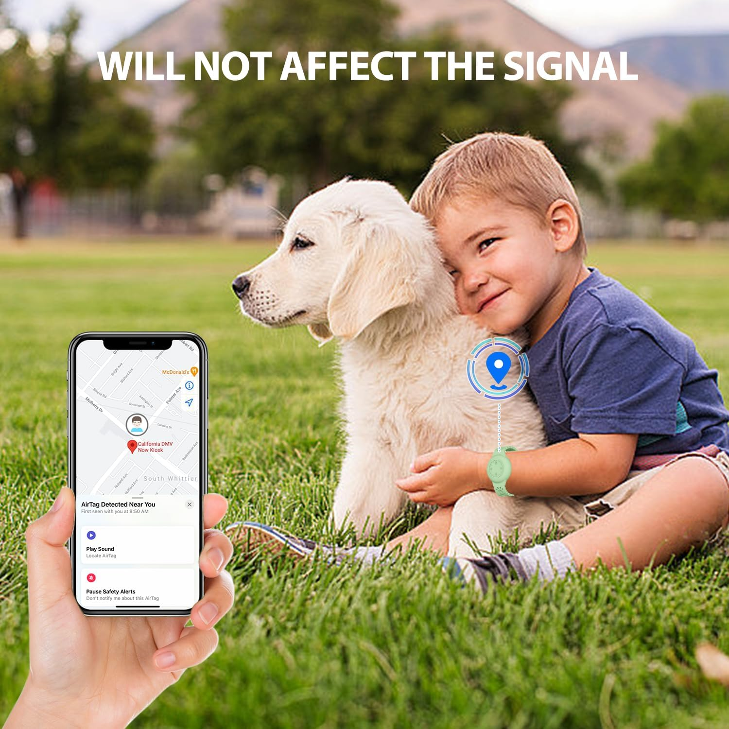 Ein Junge umarmt einen Golden Retriever Welpen auf Gras, während eine Hand ein Smartphone mit einer Ortungs-App hält.