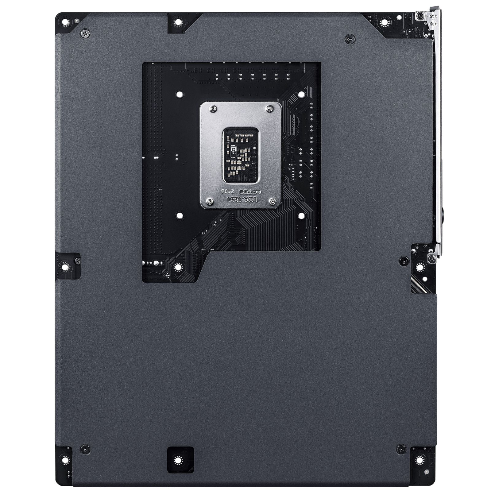 Eine schwarze Computer-Mainboard-Rückplatte mit einem silbernen CPU-Sockel in der Mitte.