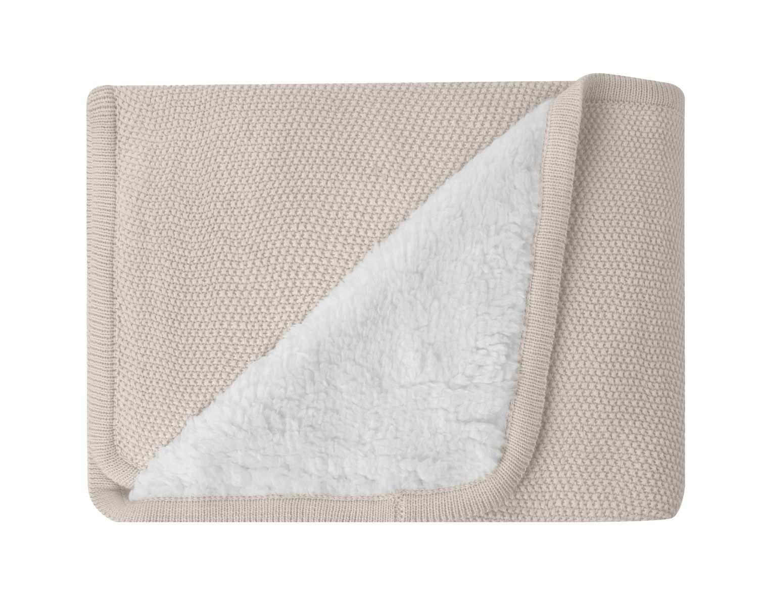 Eine gefaltete beige Strickdecke mit weißer Plüschunterseite.