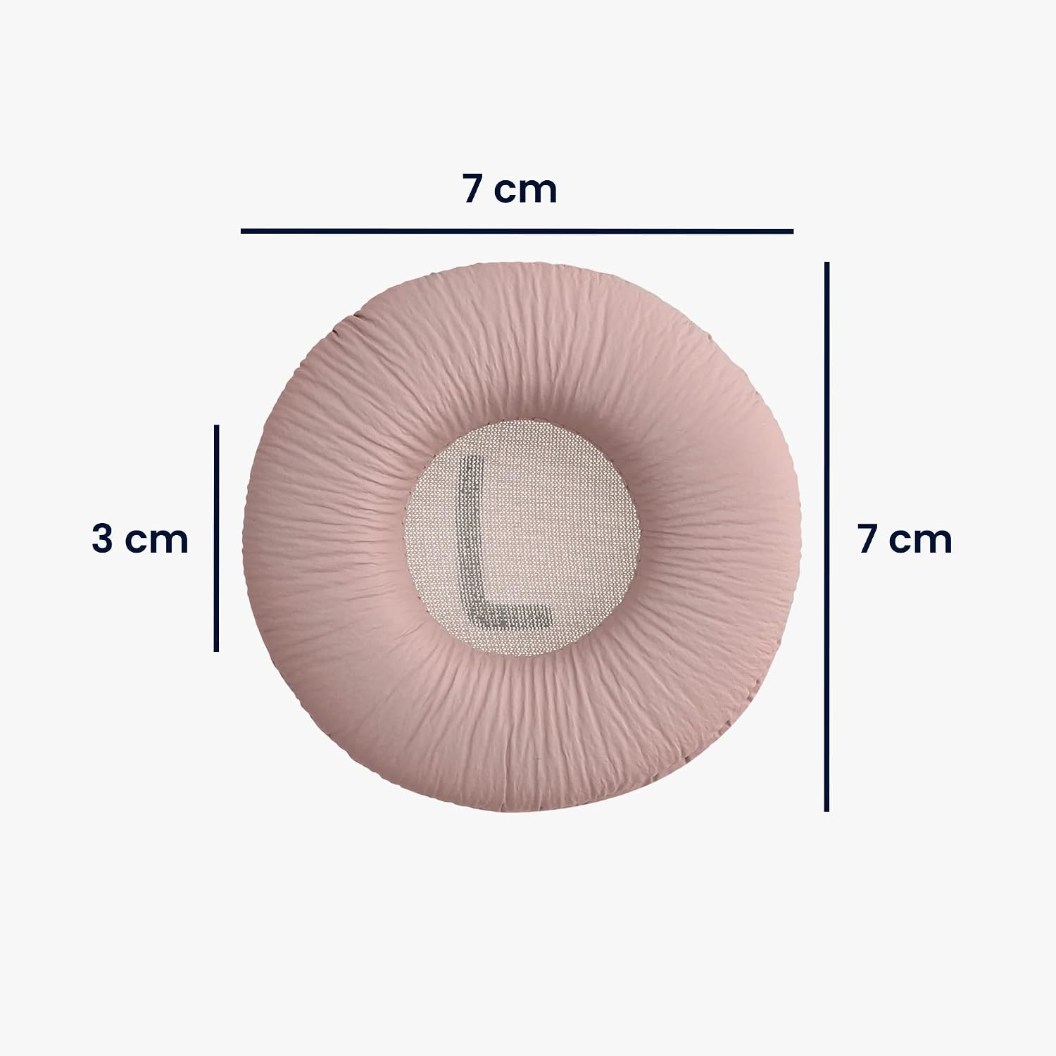Rosa rundes Ohrpolster mit einem Innennetz und 'L', mit Maßen von 7 cm Breite, 7 cm Höhe und 3 cm Tiefe.