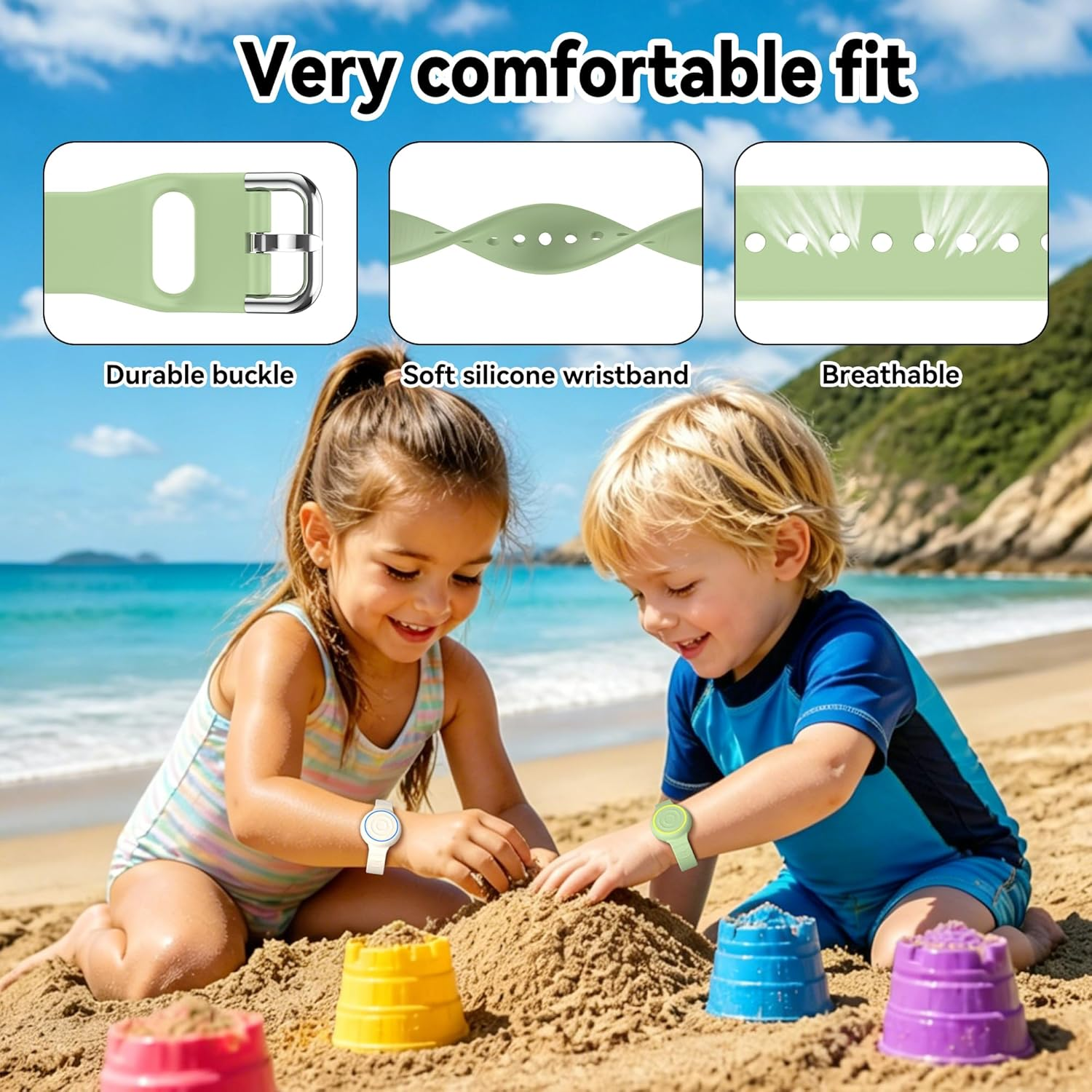 Zwei Kinder spielen glücklich am Strand mit Sandburgen und tragen bequeme, atmungsaktive Armbänder.