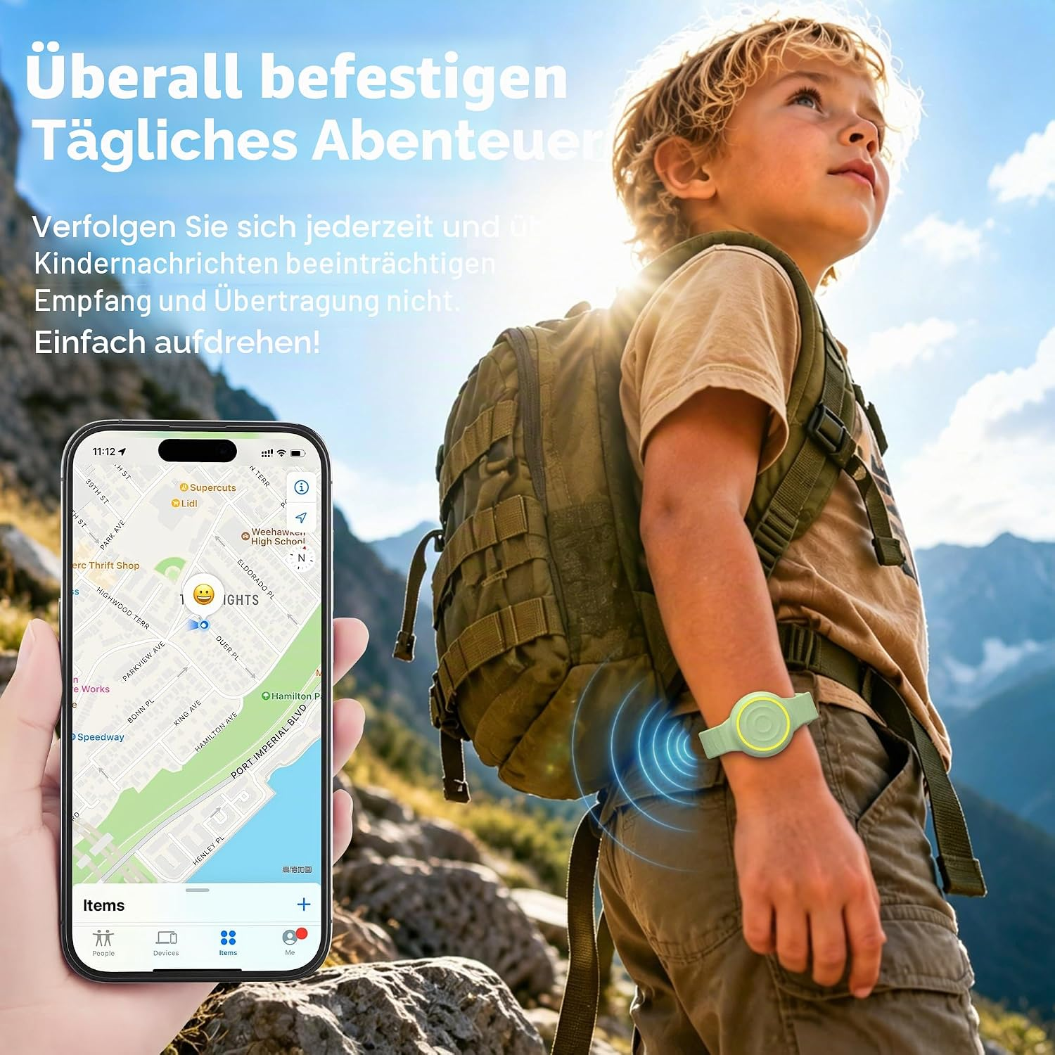 Ein Junge mit Rucksack und GPS-Armband steht draußen, während eine Hand ein Smartphone mit Tracking-App zeigt.