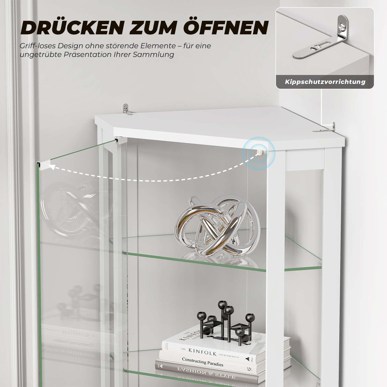 Weißes Eckregal mit Glastür, Dekorationsgegenständen und Kippschutzvorrichtung.