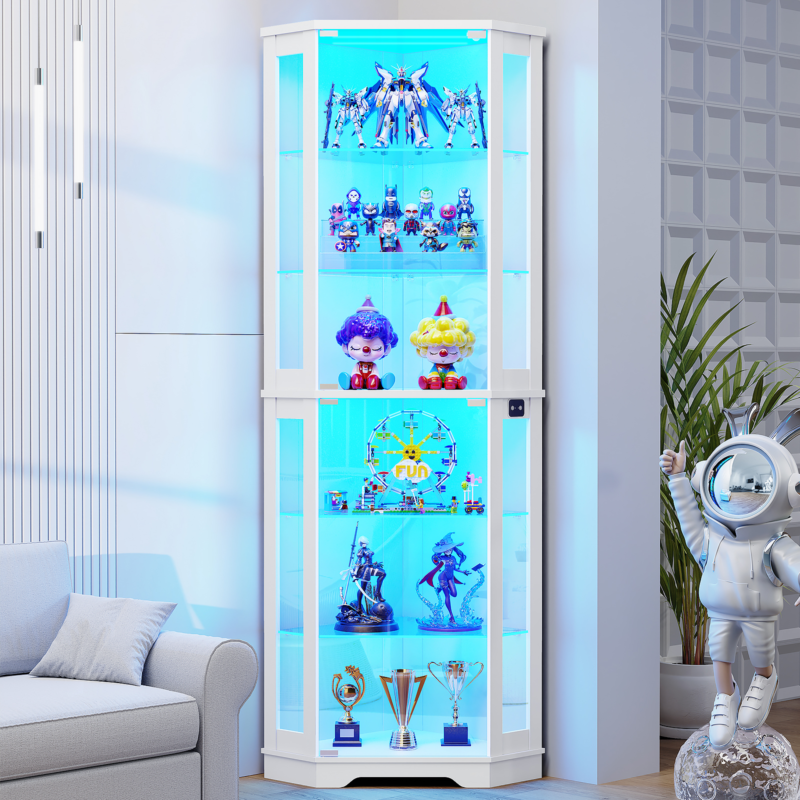 Eine weiße Vitrine mit blauer LED-Beleuchtung präsentiert Actionfiguren und Trophäen in einem modernen Zimmer.