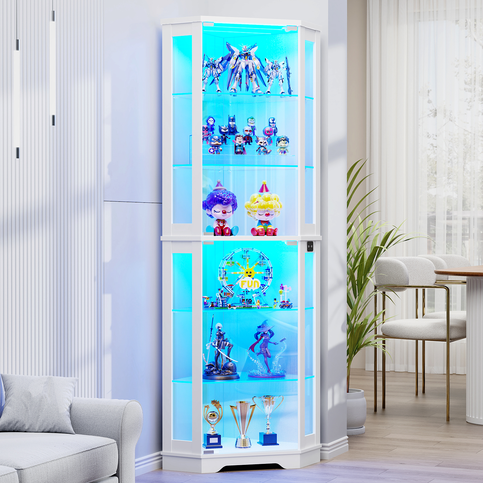 Eine weiße Eckvitrine mit blauer LED-Beleuchtung und verschiedenen Figuren und Trophäen.