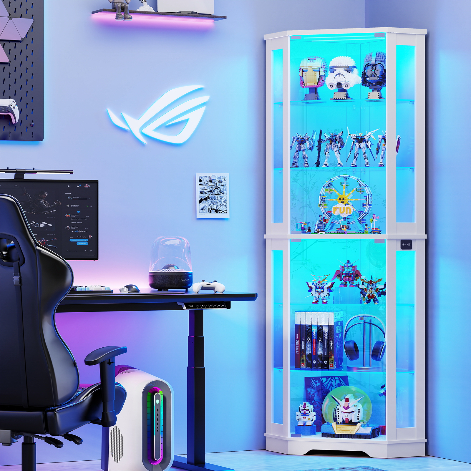 Ein gaming-zimmer mit blauem licht, vitrine voller figuren, schreibtisch, pc und stuhl.