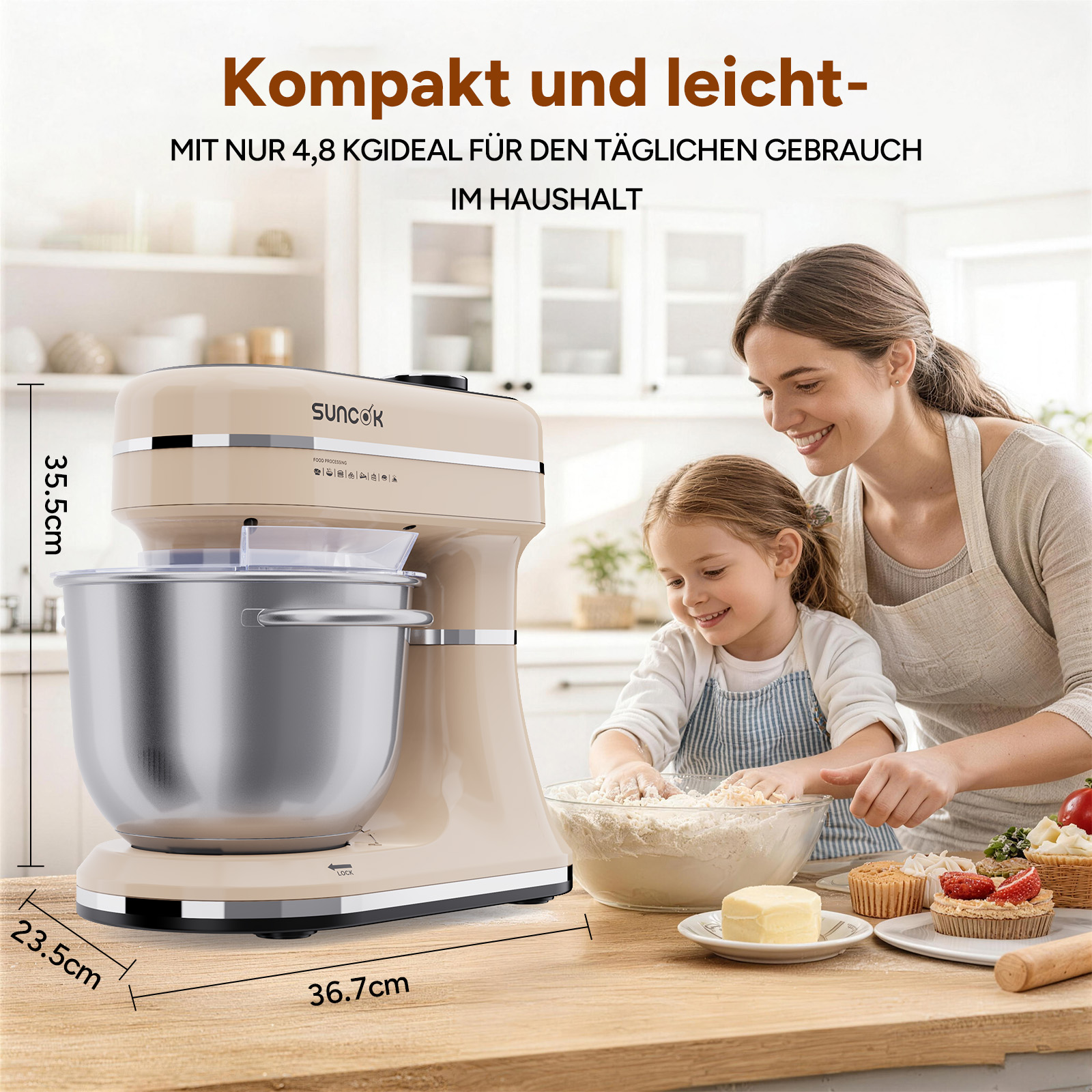 Eine beigefarbene Küchenmaschine steht links neben einer Mutter und ihrer Tochter, die Teig kneten.