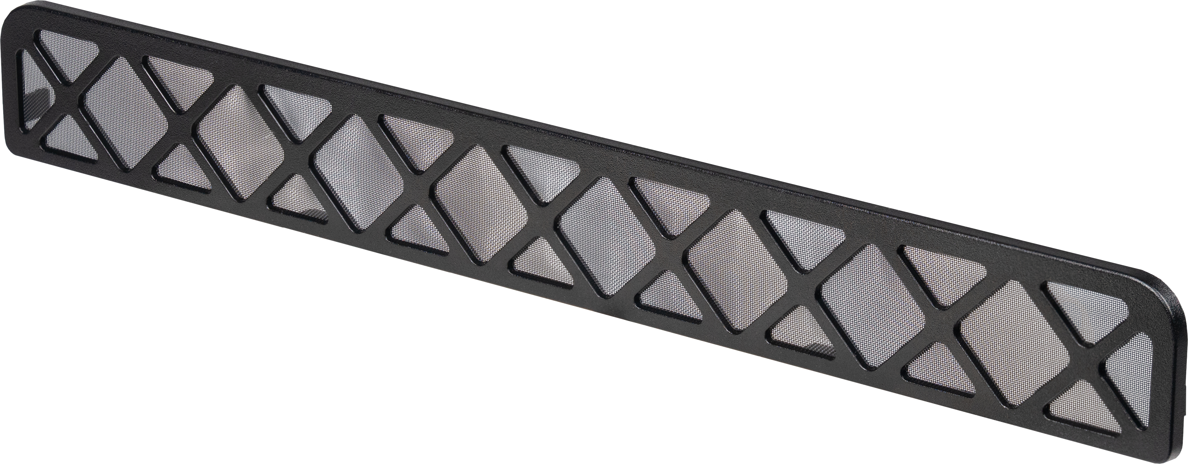 Ein schwarzer Staubfilter aus Metall mit X-förmigem Gitter und feinem Netz, schräg vor weißem Hintergrund.