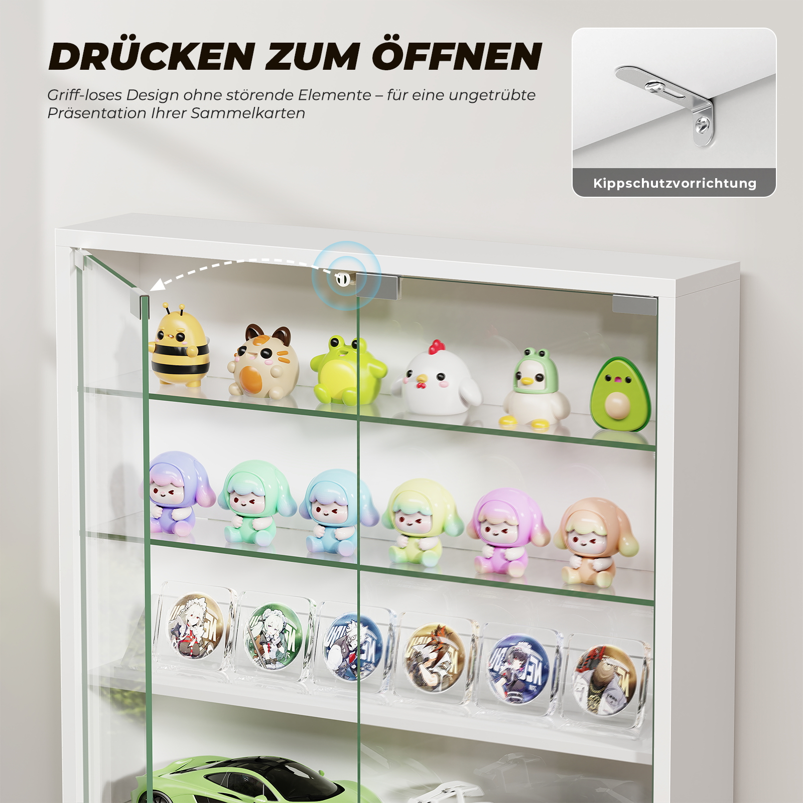 Weiße Vitrine mit Glastüren, gefüllt mit bunten Figuren und Sammelkarten.