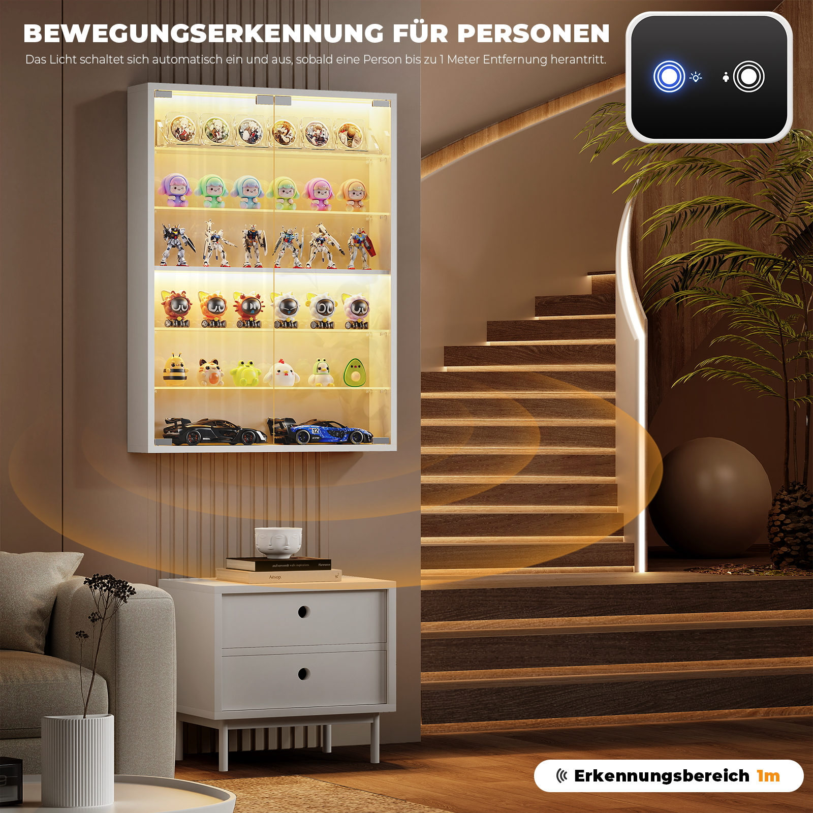 Ein beleuchteter Wandschrank mit Sammlerstücken neben einer Treppe zeigt den Bewegungsmelderbereich.