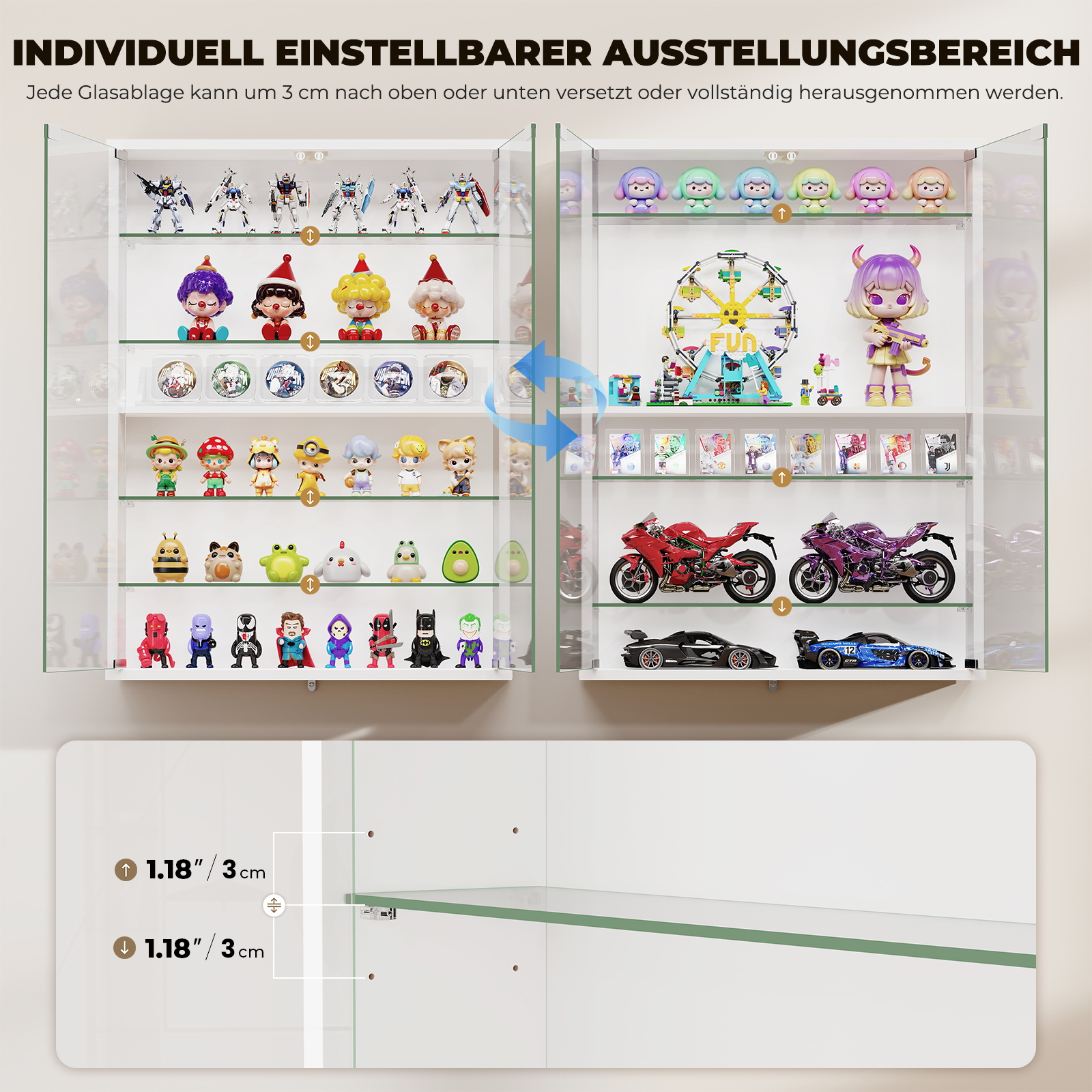 Zwei weiße Vitrinen zeigen verstellbare Glasböden mit verschiedenen Figuren, Autos und Spielzeug.