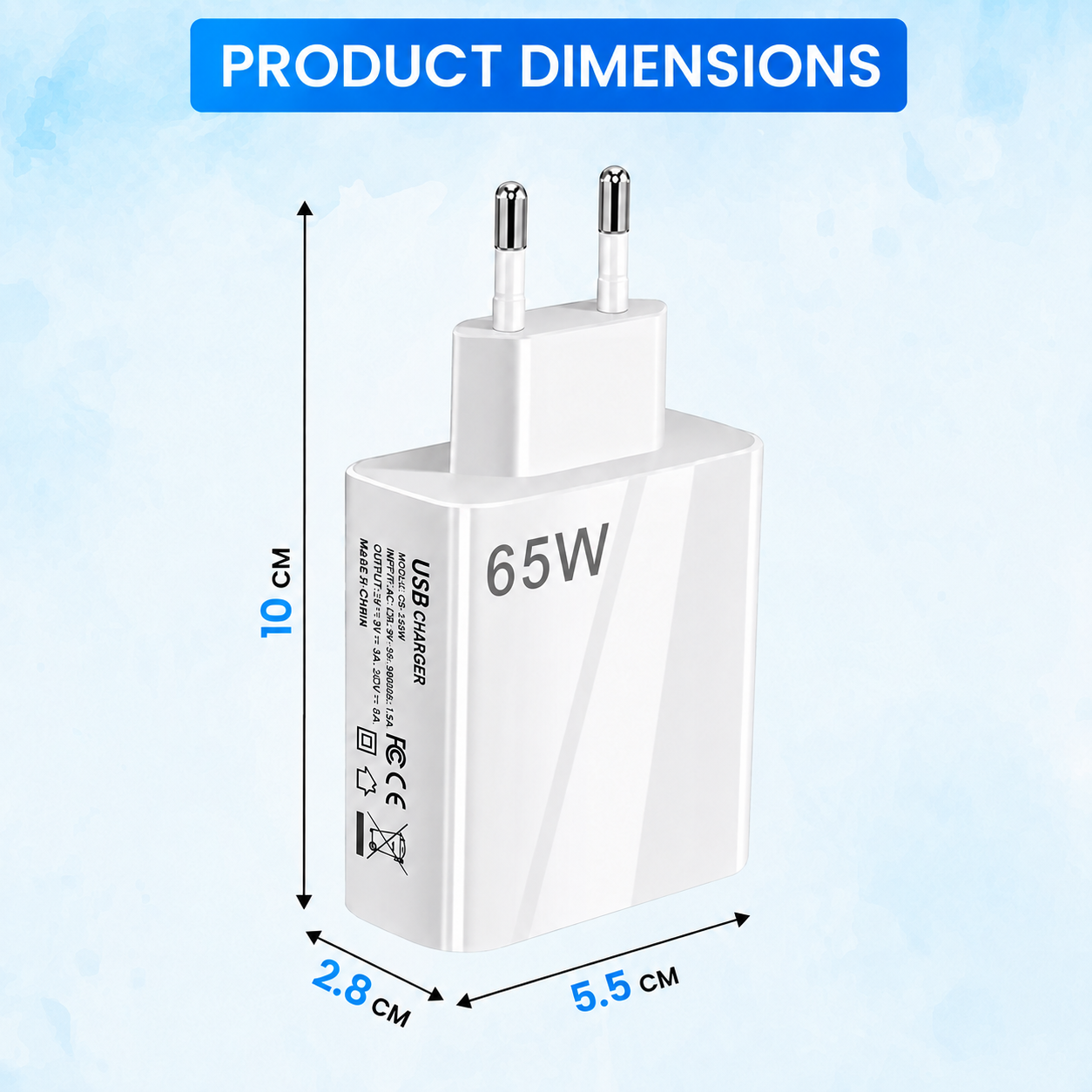 Chargeur USB blanc de 65W avec dimensions : 10 cm de hauteur, 5,5 cm de largeur et 2,8 cm de profondeur sur fond bleu.