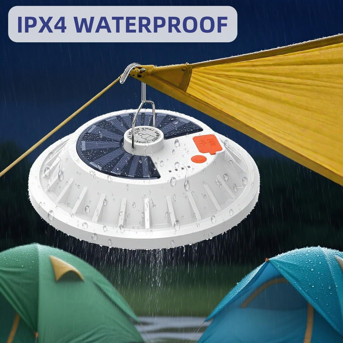Wasserdichte Solar-Campinglampe hängt im Regen unter einem gelben Tarp, umgeben von grünen und blauen Zelten.