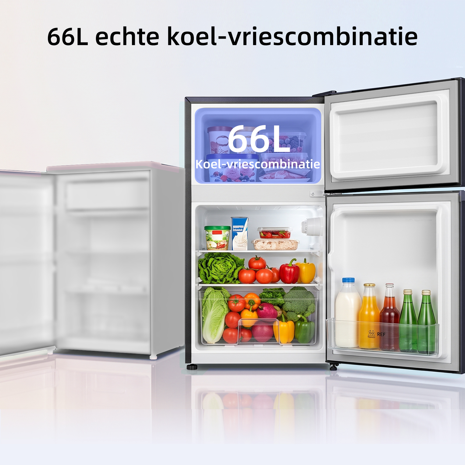 Compacte koel-vriescombinatie van 66L met gevulde planken, groentelade en open deuren tegen een lichte achtergrond.