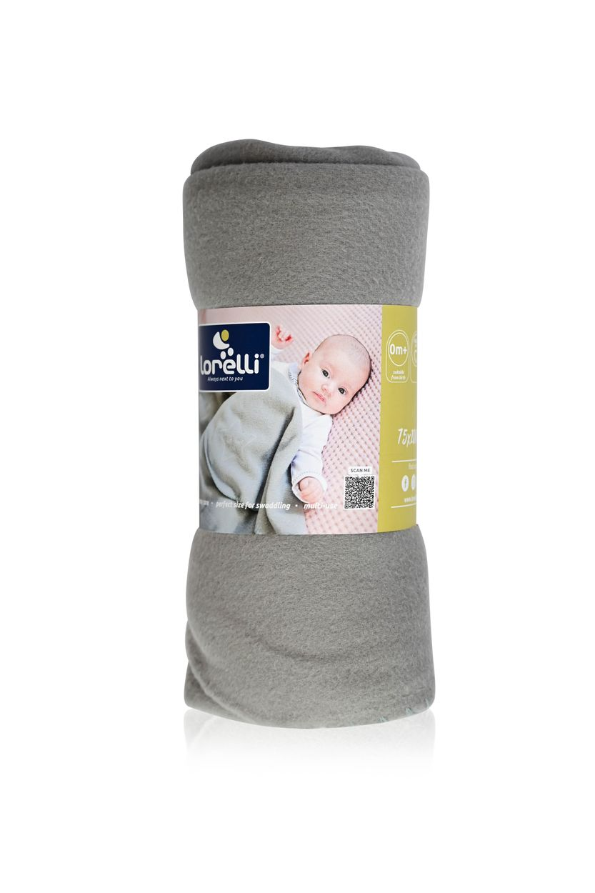 Eine zusammengerollte graue Babyschondecke mit einer Lorelli-Banderole mit einem Babymotiv.