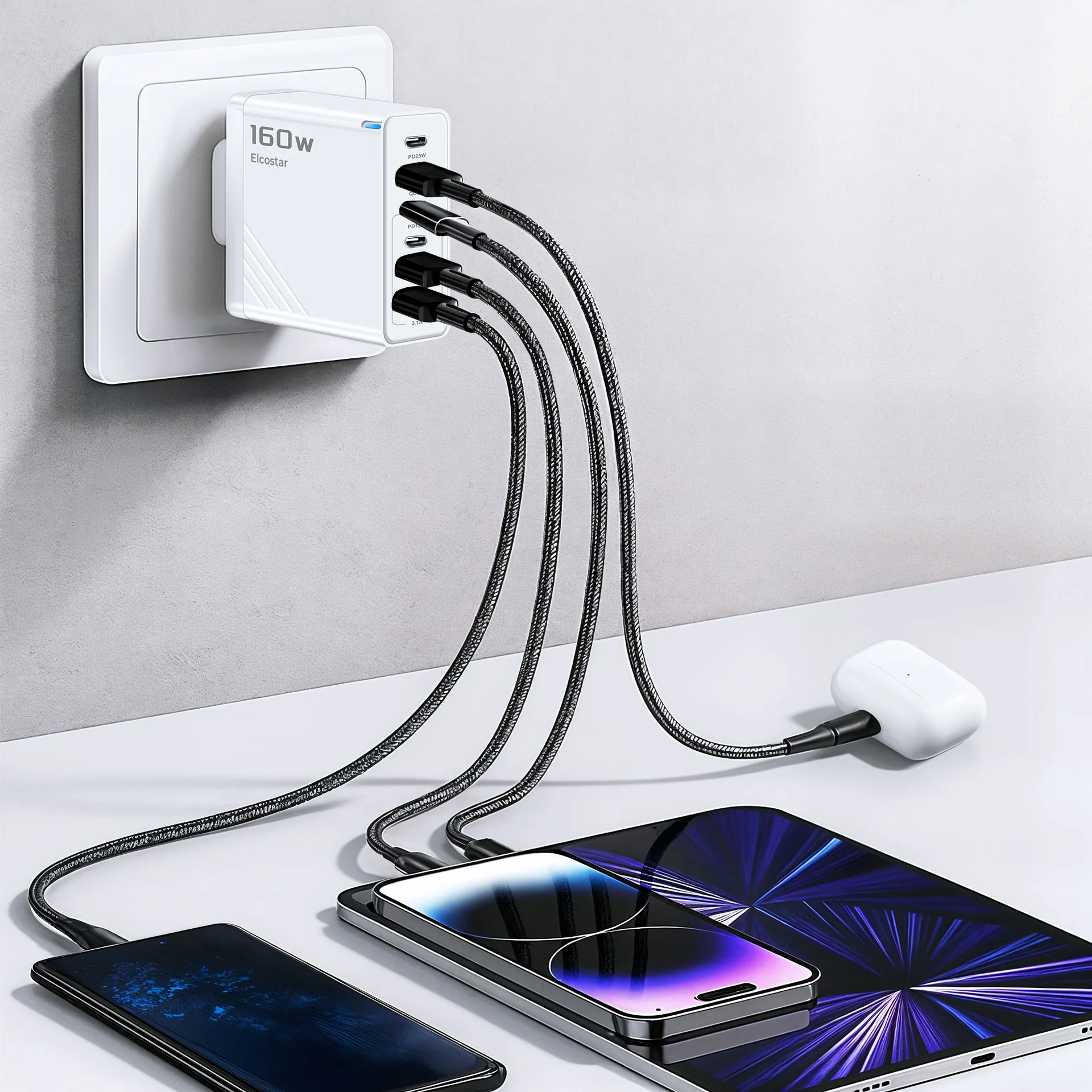 Un chargeur mural blanc de 160W branché charge un smartphone, une tablette et des écouteurs via quatre câbles noirs.