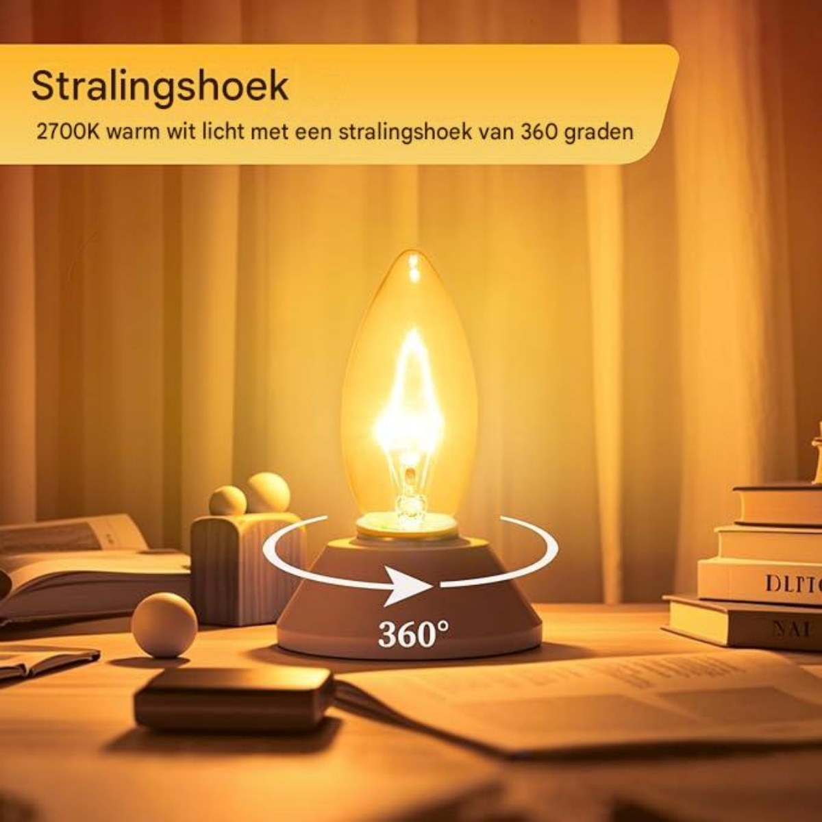 Eine brennende Kerzenbirne auf einem Sockel mit 360-Grad-Symbol, umgeben von Büchern.