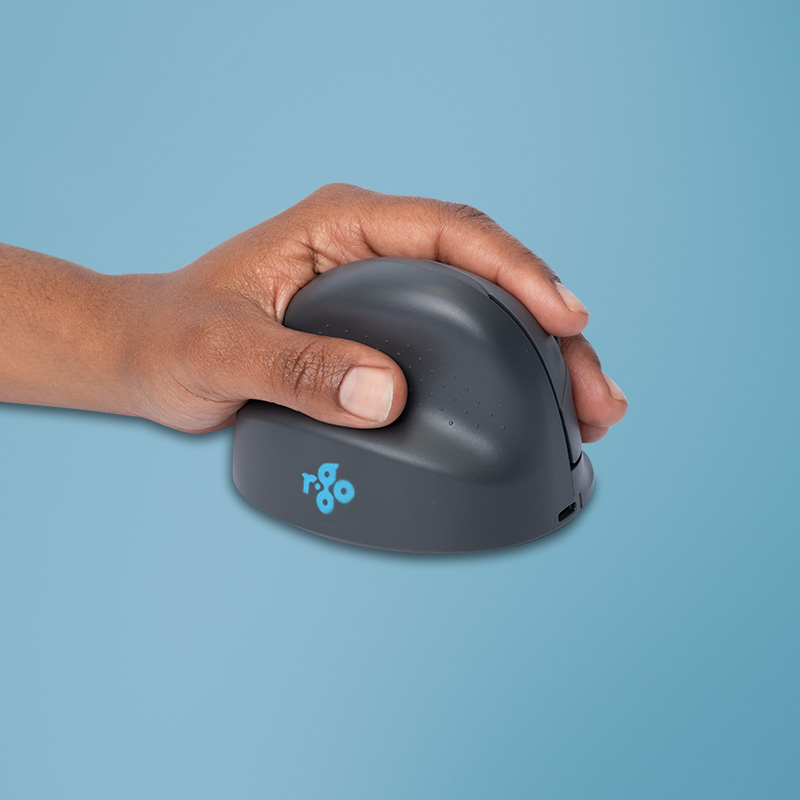 Eine Hand hält eine dunkle ergonomische Vertikalmaus vor blauem Hintergrund.