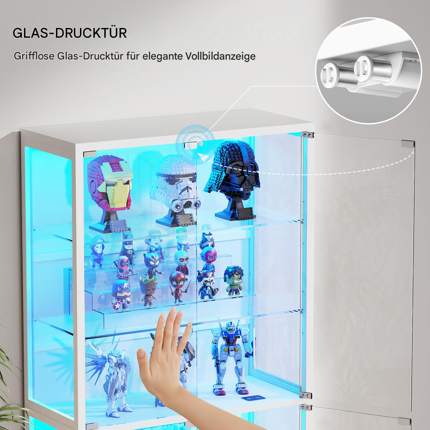 Weiße Vitrine mit blauer LED-Beleuchtung und Figuren, eine Hand drückt auf die Glastür.