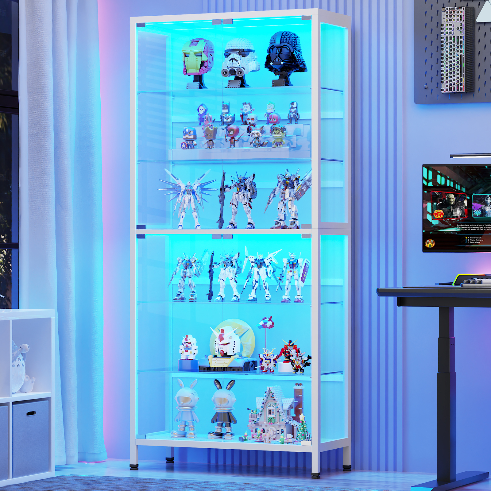 Beleuchtete Glasvitrine voller Actionfiguren und Mecha-Roboter im Raum.