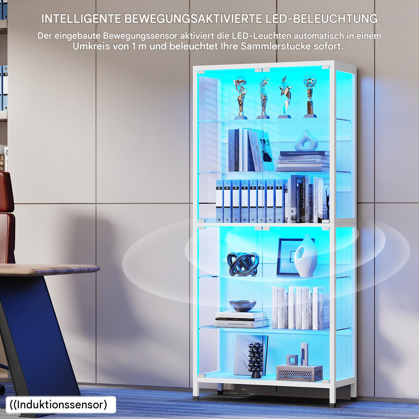 Ein weißer Glasschrank mit blauer LED-Beleuchtung und Bewegungssensor zeigt Trophäen und Bücher.
