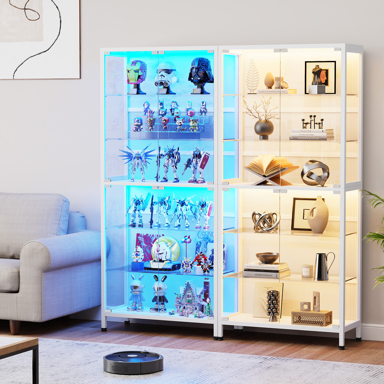 Zwei weiße Glasvitrinen mit blauer und warmer Beleuchtung präsentieren Figuren, Mecha-Roboter und Dekorationsgegenstände.