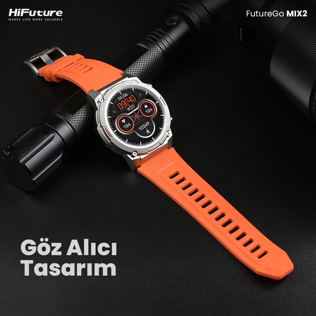 Pomarańczowy smartwatch w srebrnej kopercie na czarnym tle obok obiektywów aparatu.