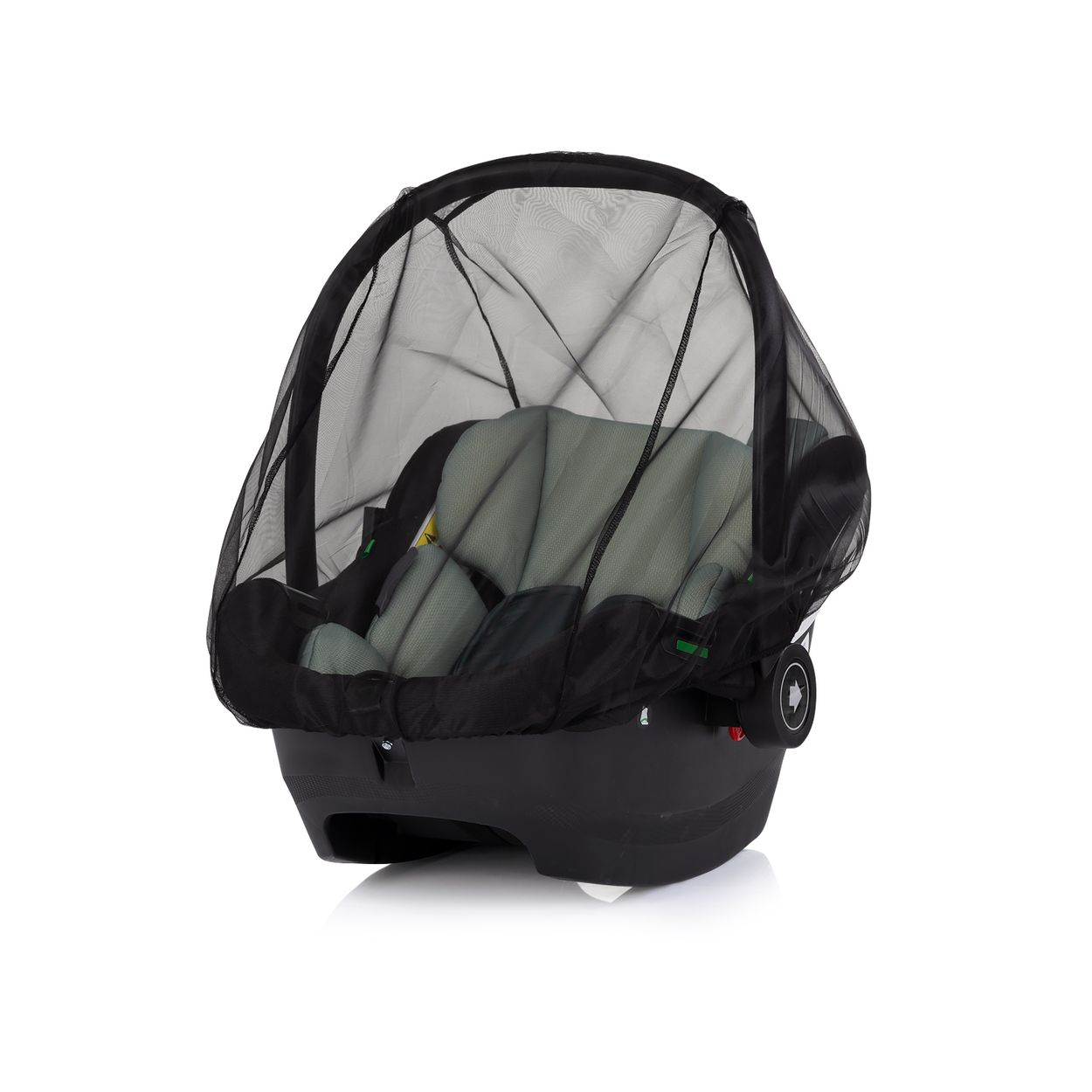 Ein schwarzer Babysitz mit grünem Kissen, bedeckt von einem schwarzen Moskitonetz auf weißem Hintergrund.