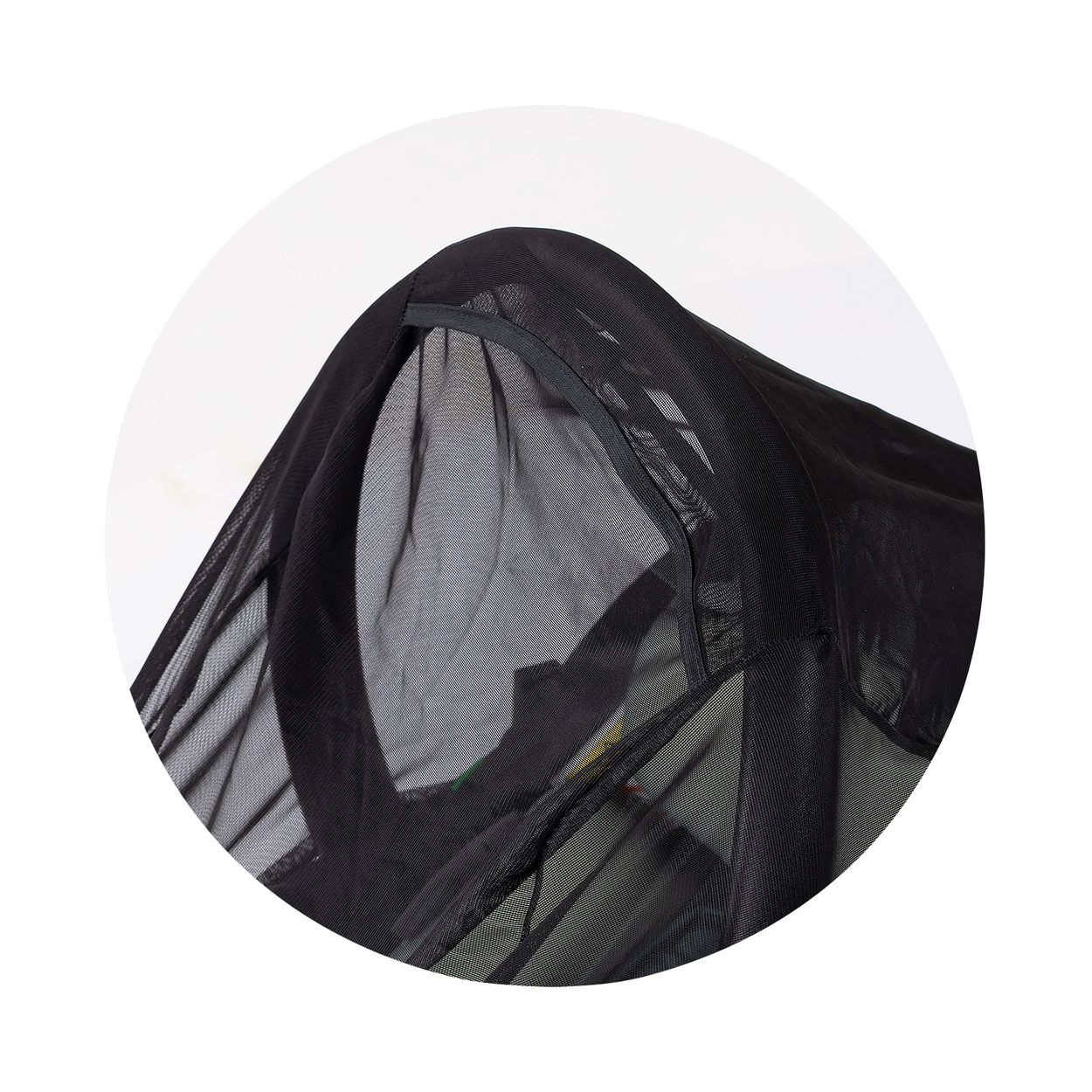 Ein schwarzes Netzgewebe ist über einen Bogen gespannt, im Hintergrund eine helle Wand.