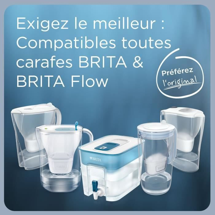 Verschiedene weiße und blaue Brita Wasserfilterkannen und ein Spender vor blauem Hintergrund mit französischem Text.
